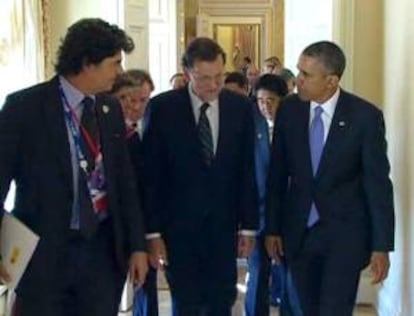 Fotografía tomada del vídeo facilitado por la Presidencia del Gobierno español del jefe del Ejecutivo, Mariano Rajoy (c), conversando con el presidente de Estados Unidos, Barack Obama (d), antes de acceder a la sala del Palacio de Constantino de San Petersburgo, donde se celebra el plenario del G20.