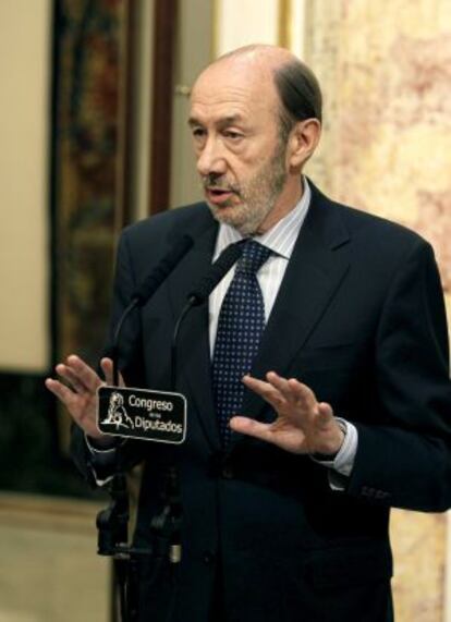 El secretario general del PSOE, Alfredo P&eacute;rez Rubalcaba, durante la rueda de prensa en el Congreso. 