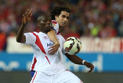 El jugador del Sevilla Stephane Mbia se anticipa a Tiago en una jugada del partido. 