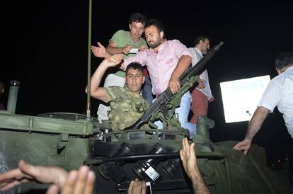 Un grupo de civiles detienen a un soldado tras el intento del golpe de Estado en Turquía.