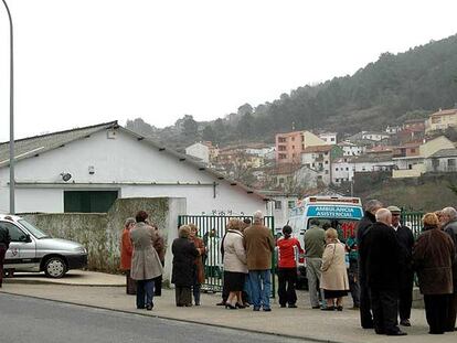 Amigos y familiares de la niña, ayer, en las puertas de la fábrica donde ocurrió el accidente.