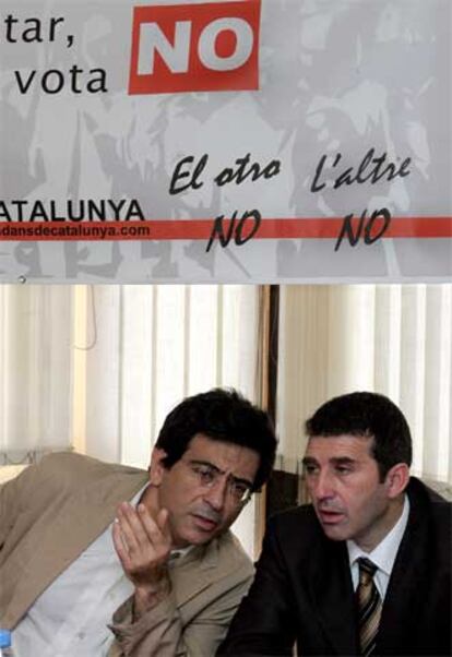 Arcadi Espada (izquierda) y José Domingo, de la plataforma Ciudadanos de Cataluña, en la presentación de su campaña por el <i>no</i> al Estatuto.