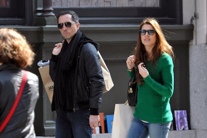 Carlota Casiraghi inició en 2011 una relación con el cómico francés Gad Elmaleh, 15 años mayor que ella. En diciembre de 2013 nació su hijo Raphaël, el primero de la princesa de Mónaco y segundo del humorista. Y cuatro años después, en 2015, la pareja pondría punto y final a su relación.