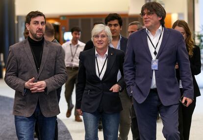 De izquierda a derecha, los exconsejeros catalanes Antoni Comin, Clara Ponsati y el expresidente catalán Carles Puigdemont, el 29 de marzo, en Bruselas.