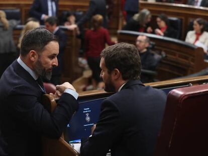 Santiago Abascal y Pablo Casado charlan en el hemiciclo durante la sesión constitutiva de las Cortes. 