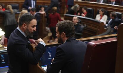 Santiago Abascal y Pablo Casado charlan en el hemiciclo durante la sesión constitutiva de las Cortes. 