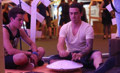 Un hombre toca el instrumento de OvalSound que versiona el tradicional 'handpan'.