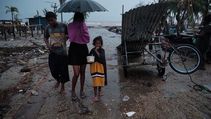 Uma família caminha pelo bairro de Didilandia, na costa de Bilwi, capital da Região Autônoma da Costa Caribe Norte da Nicarágua, em 22 de novembro de 2020. Essa área foi uma das mais afetadas pelo furacão Iota.