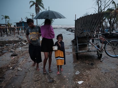 Uma família caminha pelo bairro de Didilandia, na costa de Bilwi, capital da Região Autônoma da Costa Caribe Norte da Nicarágua, em 22 de novembro de 2020. Essa área foi uma das mais afetadas pelo furacão Iota.