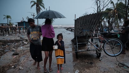 Uma família caminha pelo bairro de Didilandia, na costa de Bilwi, capital da Região Autônoma da Costa Caribe Norte da Nicarágua, em 22 de novembro de 2020. Essa área foi uma das mais afetadas pelo furacão Iota.