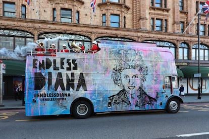 Miembros del colectivo artístico 'Endless' pasean por Londres un autobús decorado en homenaje a la princesa Diana.