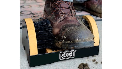 Cepillo raspador para botas sobre fondo blanco.