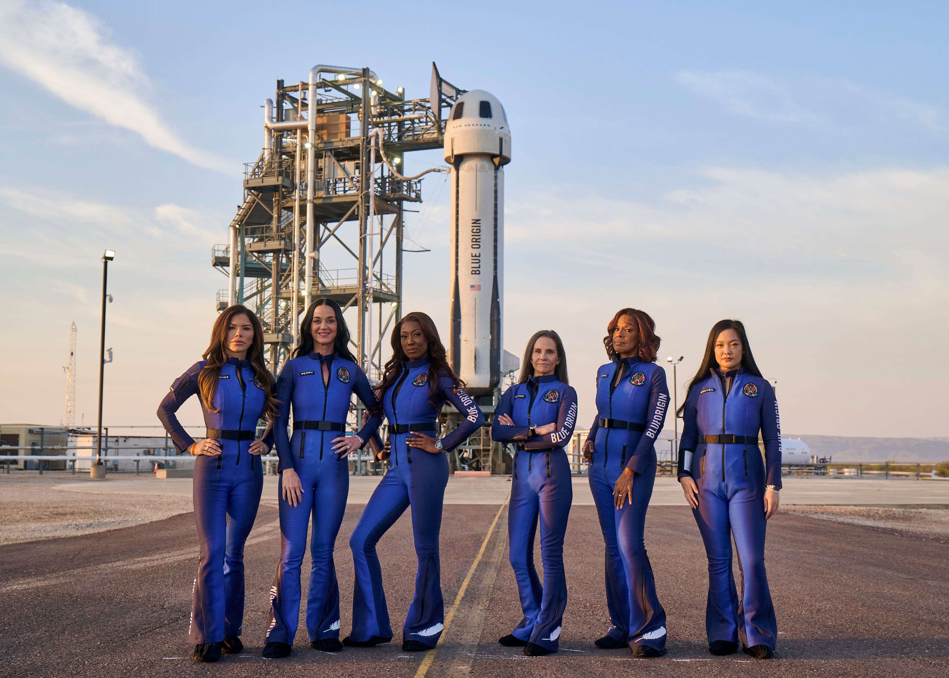 El vuelo espacial de Blue Origin “solo para mujeres” de Jeff Bezos, con su prometida o Katy Perry como tripulantes, completa su misión