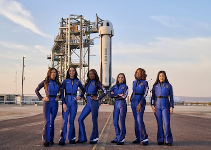 From left to right, to Lauren Sanchez, Katy Perry, Aisha Bowe, Kerianne Flynn, Gayle King and Amanda Nguyen, before going up to the 'New Shepard' rocket, this April 14 in Texas.