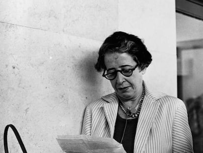 Hannah Arendt lee un documento en 1960.