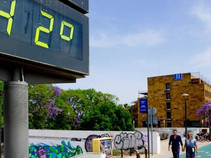 Un termómetro urbano en el Puente del Cachorro marca 42 grados durante el primer día de altas temperaturas en Sevilla. 