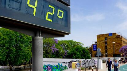 Un termómetro urbano en el Puente del Cachorro marca 42 grados durante el primer día de altas temperaturas en Sevilla. 