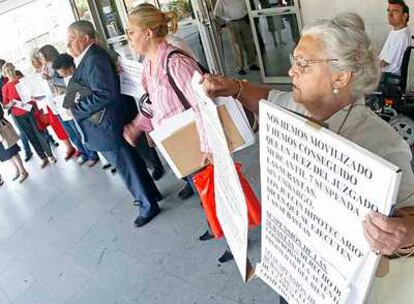 Concentración de los vecinos que han perdido sus viviendas frente a los juzgados.