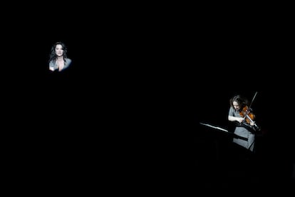 La luz ilumina con precisión el rostro de la soprano Anna Prohaska y a la violinista Patricia Kopatchinskaja durante su interpretación de los ‘Kafka-Fragmente’ de György Kurtág