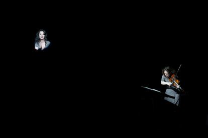 La luz ilumina con precisión el rostro de la soprano Anna Prohaska y a la violinista Patricia Kopatchinskaja durante su interpretación de los ‘Kafka-Fragmente’ de György Kurtág