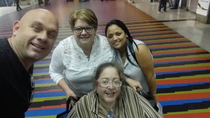 Beatriz Nicolás, junto a su enfermera, Jenny Mujica, y otros dos amigos venezolanos en su despedida en el aeropuerto internacional de Maiquetía de Caracas el 6 de julio del año pasado.