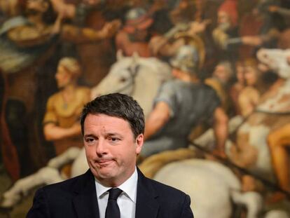 El primer ministro italiano, Matteo Renzi, anuncia su dimisión en el Palazzo Chigi en Roma, este domingo.por la noche.