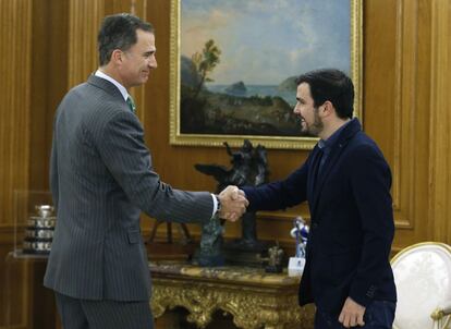 El Rey Felipe VI recibe, en el Palacio de la Zarzuela, al líder de Izquierda Unida, Alberto Garzón (d), el 20 de enero de 2016.