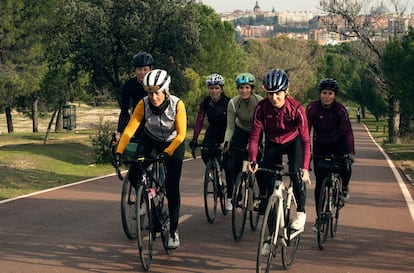 Algunas de las miembros del grupo #ciclismoPARATODAS, en Casa de Campo, Madrid.