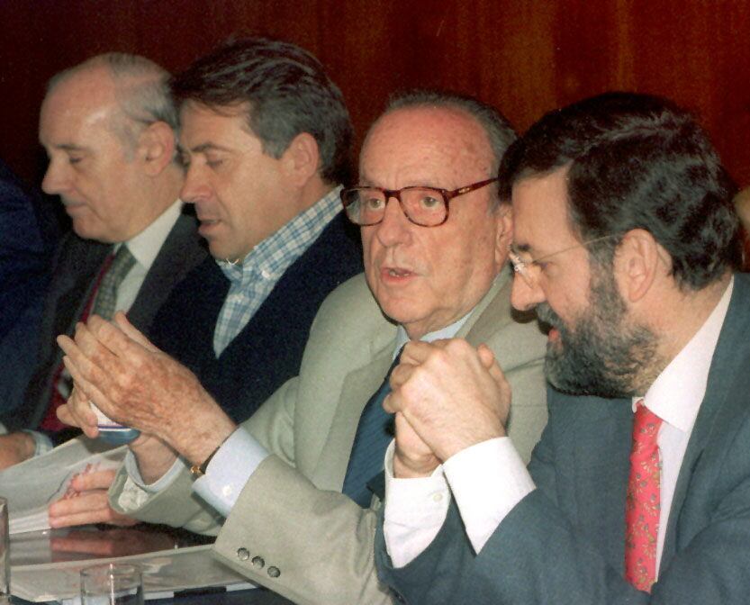 Desde la izquierda, José Manuel Romay Beccaría, Xosé Cuiña, Manuel Fraga y Mariano Rajoy, durante una ejecutiva del PP gallego en abril de 1998.