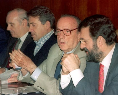 Desde la izquierda, José Manuel Romay Beccaría, Xosé Cuiña, Manuel Fraga y Mariano Rajoy, durante una ejecutiva del PP gallego en abril de 1998.
