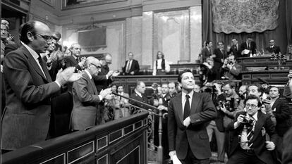 Adolfo Suárez es aplaudido desde el banco azul por Fernando Abril Martorell y Manuel Gutiérrez Mellado, tras la votación en la sesión de investidura como presidente del Gobierno en el Congreso, el 30 de marzo de 1979.