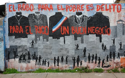 Pintura mural y grafitis en el barrio marginal La Pincoya, en Santiago de Chile, donde artistas expresan sus ideas sobre la paz, el desarme y el rechazo a las diversas formas de violencia en la capital chilena. Imagen de julio de 2017.