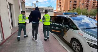 El detenido, durante el traslado policial, este martes.