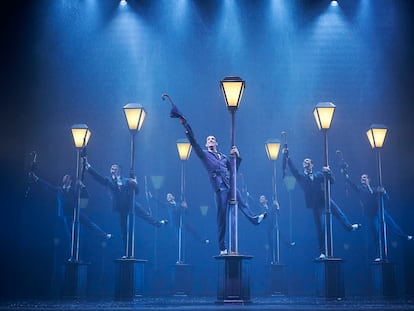 Escena del musical 'Cantando bajo la lluvia' en el Teatro Nuevo Apolo, Madrid.