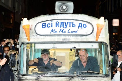 Jimmy Cauty (izquierda) y Bill Drummond llegan a la librería para la presentación del libro sobre su grupo musical, KLF, en Liverpool.