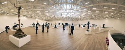 Interior del Museo Soumaya, con la sala que acoge la colección de esculturas de Rodin.