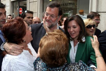 El líder del PP, Mariano Rajoy, y la candidata popular a la alcaldía de Elche, Mercedes Alonso, saludando a los ciudadanos.