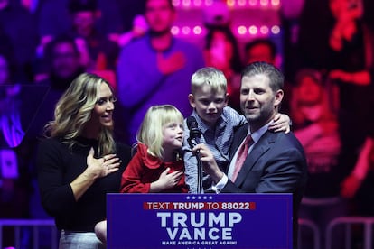 Eric Trump, su esposa Lara Trump, su hijo Luke y su hija Carolina.