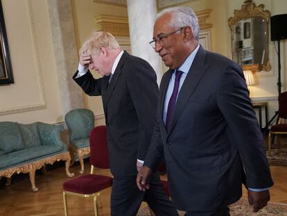 El primer ministro británico, Boris Johnson recibe al primer ministro de Portugal, Antonio Costa, este lunes en Londres.