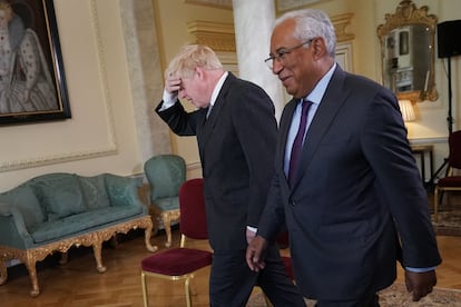 El primer ministro británico, Boris Johnson recibe al primer ministro de Portugal, Antonio Costa, este lunes en Londres.