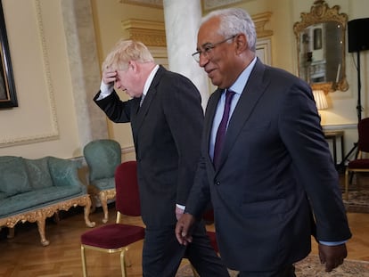 El primer ministro británico, Boris Johnson recibe al primer ministro de Portugal, Antonio Costa, este lunes en Londres.