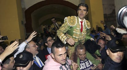 El diestro José Tomás, sale por la puerta grande de la plaza de toros de Jerez.