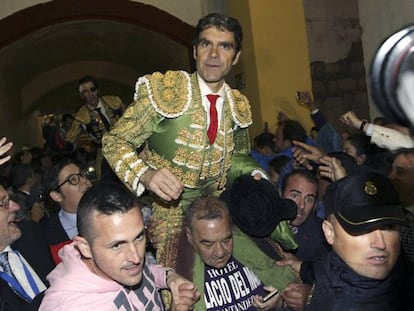 El diestro José Tomás, sale por la puerta grande de la plaza de toros de Jerez.