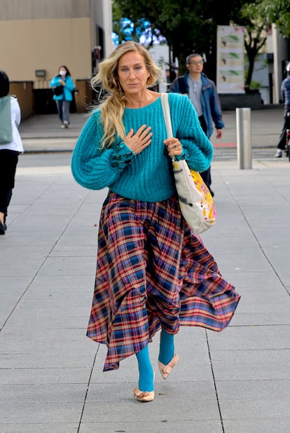 Los responsables del vestuario, Molly Rogers y Danny Santiago, han explicado en varias entrevistas cómo el armario de Carrie Bradshaw ha ido virando hacia una propuesta más sostenible, como reflejo de los tiempos, en la que rescata prendas que ya había usado y las mezcla con otras que podrían haber salido de tiendas de segunda mano. “Si estás al tanto de lo que ocurre en el mundo, quieres contribuir de alguna manera. Incluso los personajes de la serie comparten esta mentalidad. Intentamos reutilizar las piezas del archivo de SJ en momentos importantes donde significaron algo, porque queríamos honrarlas”, decía Rogers en una entrevista con la edición inglesa de ‘Harper’s Bazaar’.
