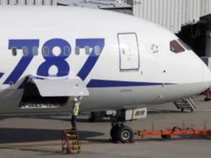 Los 787 entraron en servicio en 2011, ya con tres años de retraso, debido a problemas derivados de su novedoso diseño. EFE/Archivo