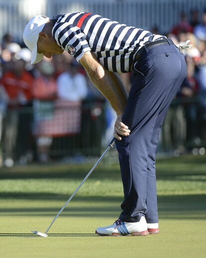 El golfista estadounidense Jim Furyk se lamenta tras perder un golpe corto en el hoyo 18&ordm;.