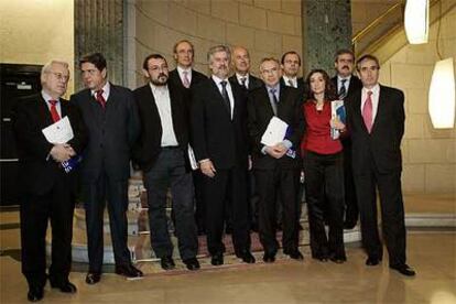 Manuel Marín y Alfonso Guerra, en el centro, con los miembros de la Comisión Constitucional.