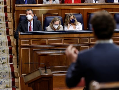 El líder del PP, Pablo Casado (derecha), pregunta este miércoles al presidente del Gobierno, Pedro Sánchez, durante la sesión de control al Gobierno.