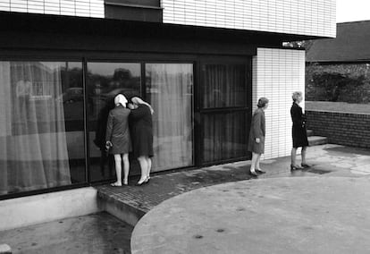 Fans curiosean la lujosa casa de George Best en 1970.