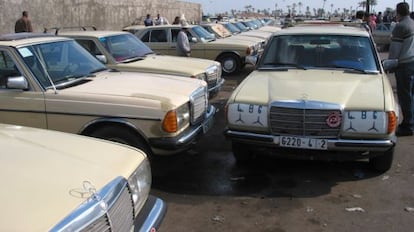 Un aparcamiento de Marruecos lleno de Mercedes 240.